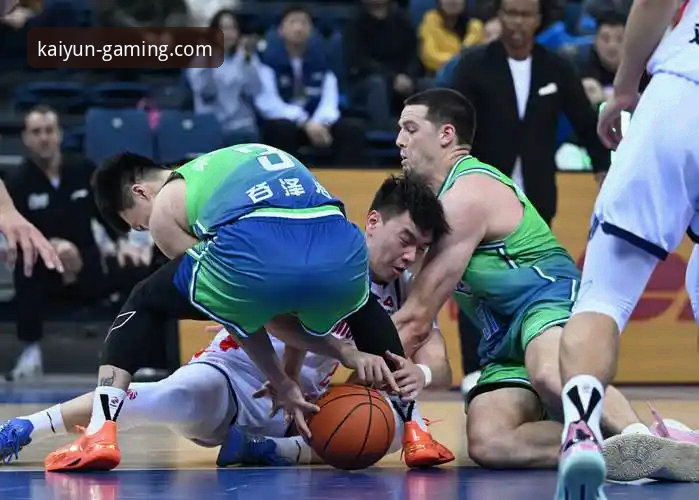 CBA常规赛的激烈角逐总能带来意想不到的剧情转折，而2025-26赛季北京与福建的这场对决，无疑是近期最值得玩味的比赛之一。对于众多通过kaiyun竞猜手机版App关注赛事的资深球迷而言，这不仅是一场普通的常规赛，更是一场关于球队韧性、球星价值与比赛走势的生动教学课。北京队的四连胜势头戛然而止，而福建队则在皮特森的疯狂表演下，上演了一场经典的以下克上。